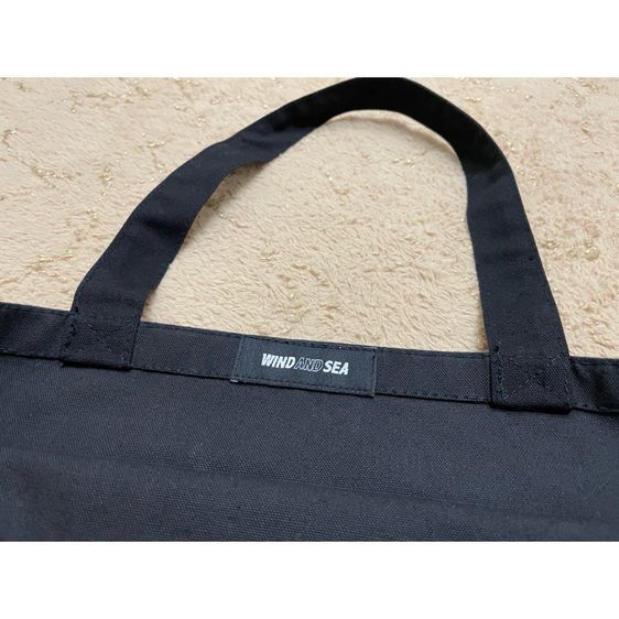 กระเป๋าผ้า สีดำสกรีน ตัวอักษรเทา casetify 🖤🩶 รูปที่ 3