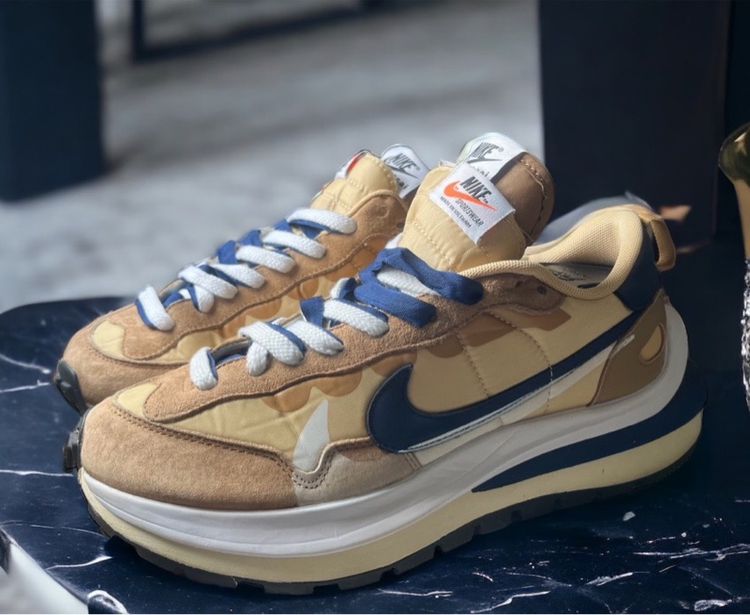 🇺🇸 sacai’s Nylon-Based Nike VaporWaffle To Release In Tan And Navy Colorway รูปที่ 2