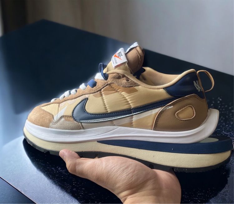 🇺🇸 sacai’s Nylon-Based Nike VaporWaffle To Release In Tan And Navy Colorway รูปที่ 10