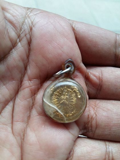 เหรียญเม็ดกระดุมกลมเล็ก หลวงพ่อแพ วัดพิกุลทอง จ.สิงห์บุรี เนื้อกะไหล่ทอง สร้างปี2519 เลี่ยมพลาสติกเดิมจากวัด
สภาพสวยเดิมๆผิวหิ้งแห้ง รูปที่ 2