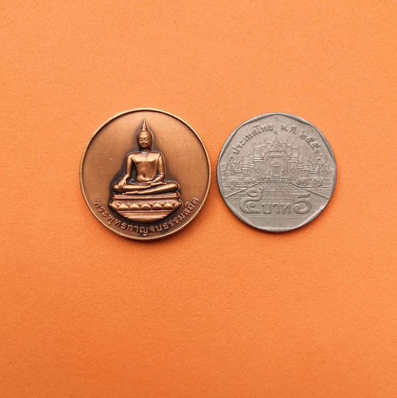 เหรียญ พระพุทธกาญจนธรรมสถิต เฉลิมพระชนมพรรษา 7 รอบ 5 ธันวาคม 2554 จัดสร้างโดย สวนหลวง ร.9 เนื้อทองแดงซาติน ขนาด 2.5 เซน พร้อมกล่องเดิม รูปที่ 5