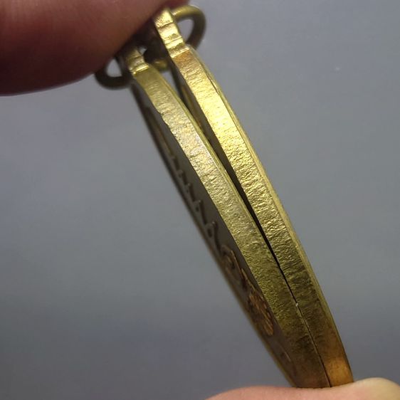เหรียญพระสยามเทวาธิราช เนื้อทองฝาบาตร นิตยสารศักดิ์สิทธิ์ สร้างปี 2541 หายาก ขนาดสูง 4 เซ็น รูปที่ 3