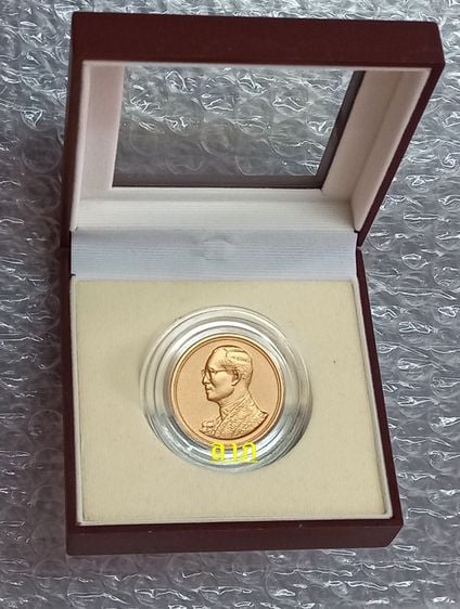 เหรียญรัชกาลที่9ฉลองสิริราชสมบัติครบ 60 ปี เนื้อทองแดง พร้อมตลับ+กล่องลายไม้อย่างดี ไม่ผ่านการใช้งาน รูปที่ 4
