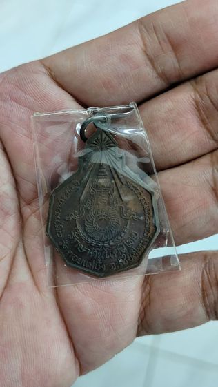 เหรียญหลวงปู่แหวน รุ่นรักษาดินแดนไทย เนื้อทองแดง จัดสร้างเมื่อปี พ.ศ.2520 โดย พล.อ.เสริมณนคร ตอกโค๊ดคมชัด จัดสร้างเพื่อแจกจ่ายทหาร ตำรวจ รูปที่ 2