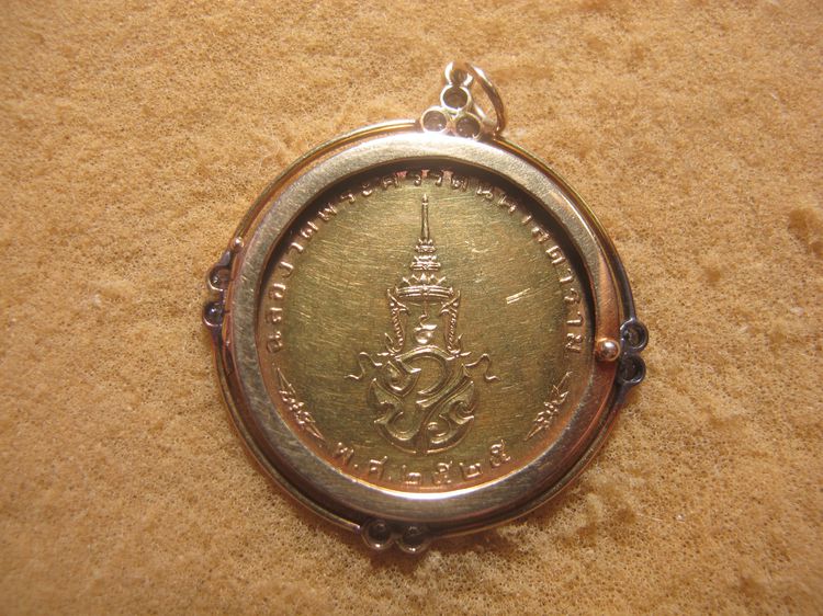 เหรียญพระแก้วมรกต ฉลอง200ปีกรุงเทพฯ พศ.2525 พร้อมตลับทองคำฝั งเพชร เหรียญมีรอยจากการใส่นะครับ หนักรวม24.10g  แบ่งบูชา 75000 นะครับ รูปที่ 4