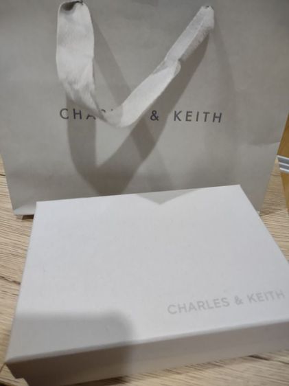 กระเป๋าสตางค์ Charles and Keith แท้ รูปที่ 2