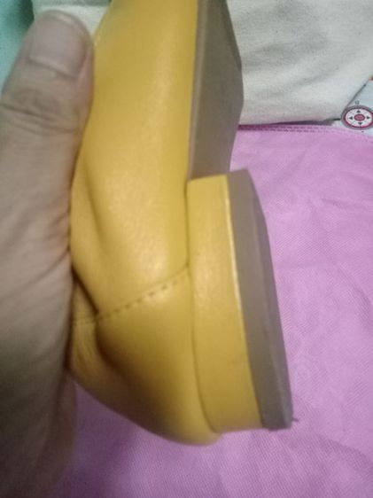 รองเท้าผู้หญิง ไซส์ 34 แบรนด์ Chou สีเหลืองมัสตาร์ด ใส่น้อยครั้ง จากภาพส้นรองเท้าได้ เหมือนได้รองเท้าใหม่ ไม่มีกล่องมห้นะคะ มีถุงผ้าแทนให้คะ รูปที่ 5