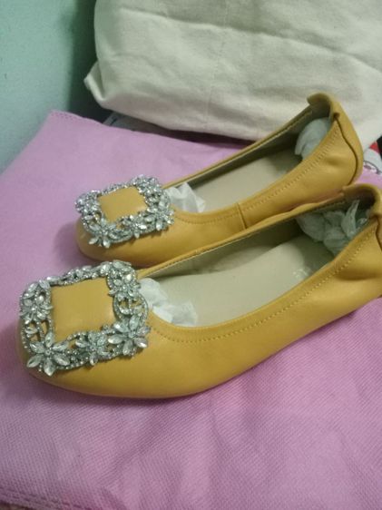 รองเท้าผู้หญิง ไซส์ 34 แบรนด์ Chou สีเหลืองมัสตาร์ด ใส่น้อยครั้ง จากภาพส้นรองเท้าได้ เหมือนได้รองเท้าใหม่ ไม่มีกล่องมห้นะคะ มีถุงผ้าแทนให้คะ รูปที่ 2