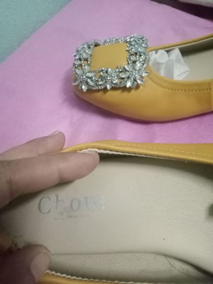 รองเท้าผู้หญิง ไซส์ 34 แบรนด์ Chou สีเหลืองมัสตาร์ด ใส่น้อยครั้ง จากภาพส้นรองเท้าได้ เหมือนได้รองเท้าใหม่ ไม่มีกล่องมห้นะคะ มีถุงผ้าแทนให้คะ รูปที่ 16