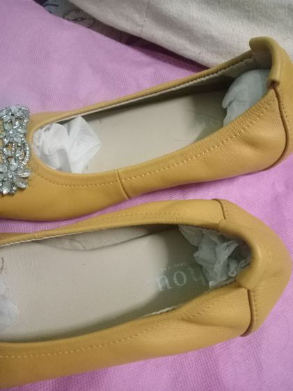 รองเท้าผู้หญิง ไซส์ 34 แบรนด์ Chou สีเหลืองมัสตาร์ด ใส่น้อยครั้ง จากภาพส้นรองเท้าได้ เหมือนได้รองเท้าใหม่ ไม่มีกล่องมห้นะคะ มีถุงผ้าแทนให้คะ รูปที่ 11
