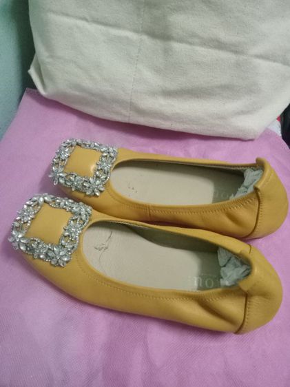 รองเท้าผู้หญิง ไซส์ 34 แบรนด์ Chou สีเหลืองมัสตาร์ด ใส่น้อยครั้ง จากภาพส้นรองเท้าได้ เหมือนได้รองเท้าใหม่ ไม่มีกล่องมห้นะคะ มีถุงผ้าแทนให้คะ รูปที่ 3
