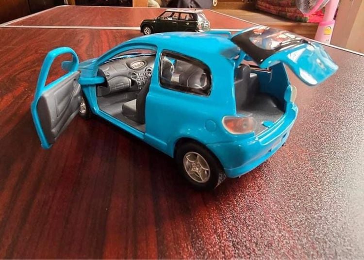 รถโมเดลเหล็ก Toyota Vitz สีฟ้า เป็นของใช้สะสม ตกแต่งบ้านร้านกาแฟอาหารร้านรถได้เป็นของขวัญจ้า