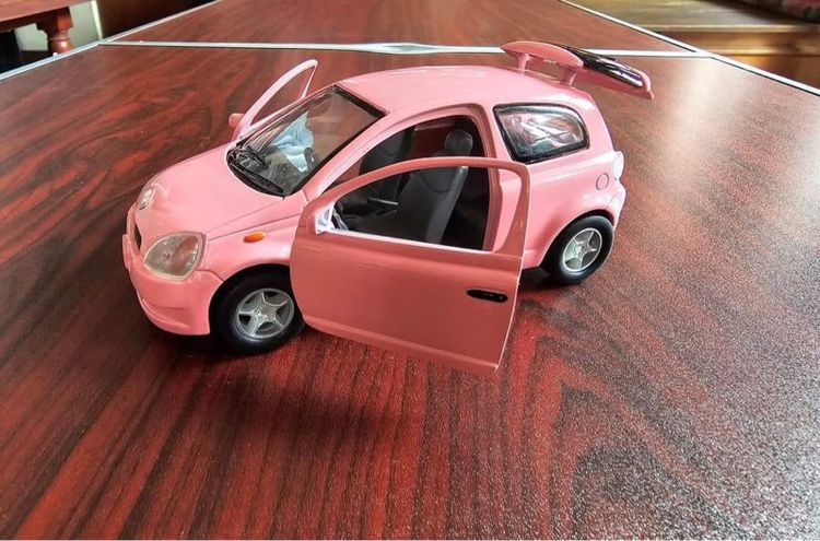 รถโมเดลเหล็กToyota Vitz สีชมพู เป็นของใช้สะสม ตกแต่งบ้านร้านกาแฟอาหารร้านรถได้เป็นของขวัญจ้า รูปที่ 2