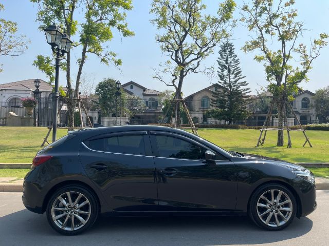 Mazda Mazda3 2017 2.0 S Sedan เบนซิน ไม่ติดแก๊ส เกียร์อัตโนมัติ ดำ รูปที่ 2