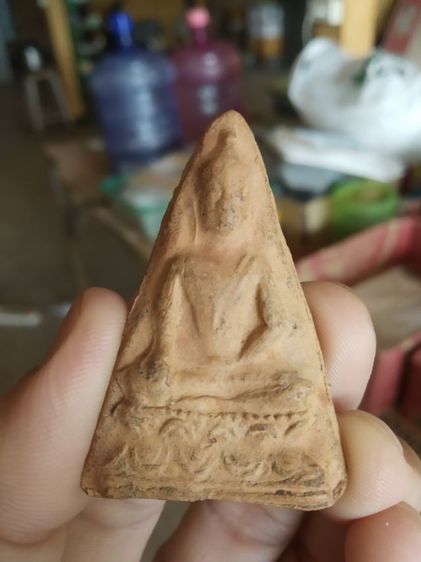 พระเนื้อดินพิมพ์ใหญ่(พระพิมพ์พระสมเด็จนางพญานั่งบนฐานบัวหลังเรียบ(ไม่ทราบพระเกจิที่สร้าง)(พระใหม่)(050402))พระบ้านพระเครื่องรางของมงคล รูปที่ 2