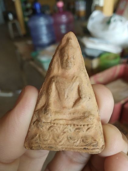 พระเนื้อดินพิมพ์ใหญ่(พระพิมพ์พระสมเด็จนางพญานั่งบนฐานบัวหลังเรียบ(ไม่ทราบพระเกจิที่สร้าง)(พระใหม่)(050402))พระบ้านพระเครื่องรางของมงคล รูปที่ 4