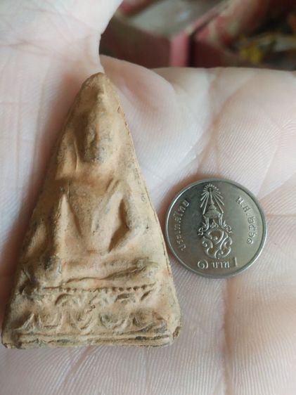 พระเนื้อดินพิมพ์ใหญ่(พระพิมพ์พระสมเด็จนางพญานั่งบนฐานบัวหลังเรียบ(ไม่ทราบพระเกจิที่สร้าง)(พระใหม่)(050402))พระบ้านพระเครื่องรางของมงคล รูปที่ 6