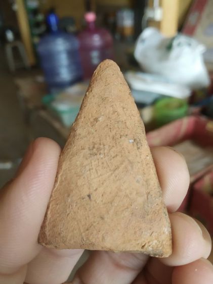 พระเนื้อดินพิมพ์ใหญ่(พระพิมพ์พระสมเด็จนางพญานั่งบนฐานบัวหลังเรียบ(ไม่ทราบพระเกจิที่สร้าง)(พระใหม่)(050402))พระบ้านพระเครื่องรางของมงคล รูปที่ 7