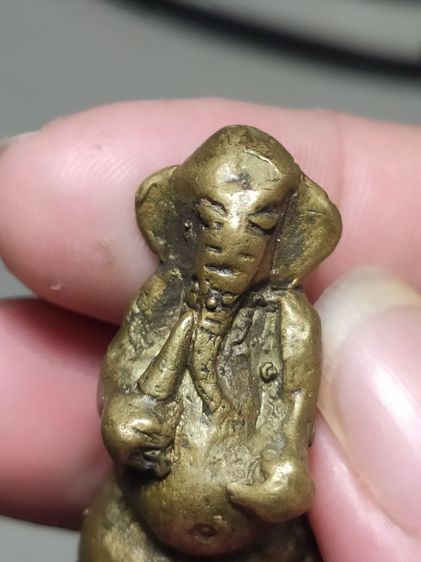 พระพิฆเนศหล่อโบราณ หลวงปู่อิ่ม วัดหัวเขา จ.สุพรรณบุรี ปี 2470-80 เนื้อโลหะผสม  ขนาดห้อยบูชา สภาพใช้ รูปที่ 6