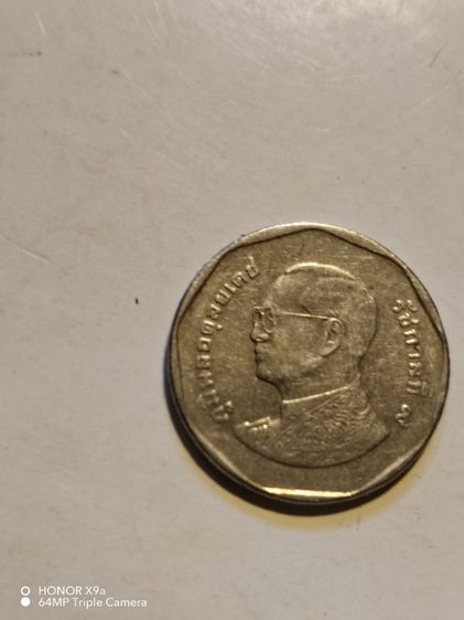 เหรียญ​ห้า​บาท​รัชกาล​ที่​๙​ปี​2554ผ่าน​การ​ใช้​ รูปที่ 3