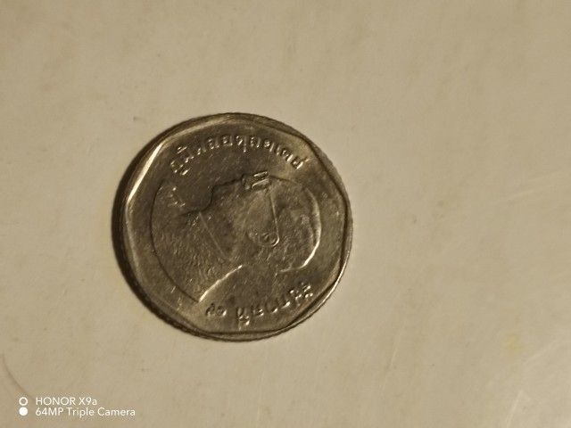 เหรียญ​ห้า​บาท​รัชกาล​ที่​๙​ปี​2556ผ่าน​การ​ใช้​ รูปที่ 6