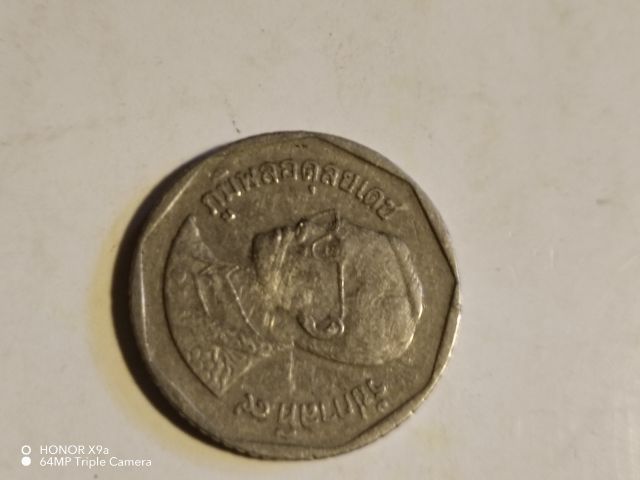 เหรียญ​ห้า​บาท​รัชกาล​ที่​๙​ปี​2556ผ่าน​การ​ใช้​ รูปที่ 3