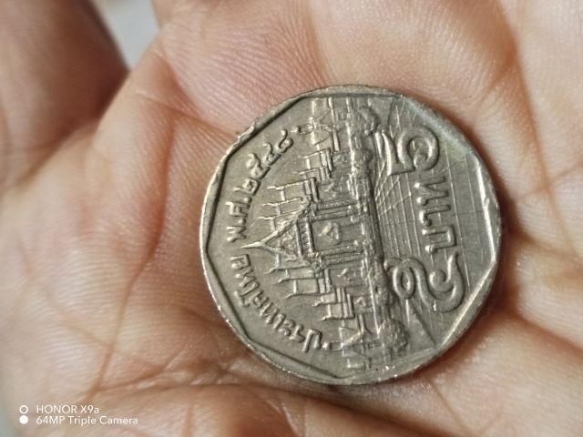 เหรียญ​ห้า​บาท​รัชกาล​ที่​๙​ปี​2548ผ่าน​การ​ใช้​ รูปที่ 6