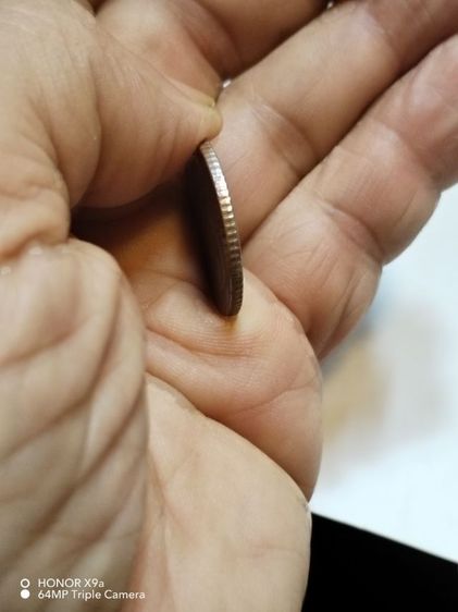 เหรียญ​ห้า​บาท​รัชกาล​ที่​๙​ปี​2554ผ่าน​การ​ใช้​ รูปที่ 2