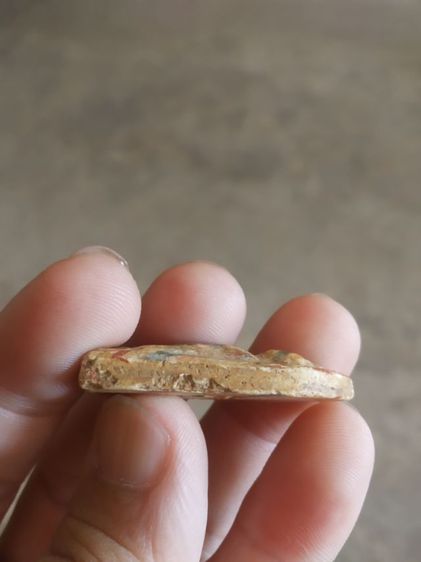 พระเนื้อผงน้ำมันสายรุ้ง(พระพิมพ์พระร่วงยืน(วัดดงบ้านกร่าง)(องค์พระมีแค่สามส่วน)(ขอคนที่รับได้)(จังหวัดสิงห์บุรี))พระบ้านพระเครื่องรางของมงคล รูปที่ 17