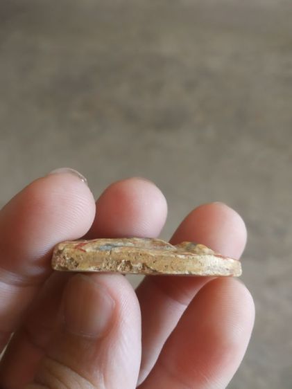 พระเนื้อผงน้ำมันสายรุ้ง(พระพิมพ์พระร่วงยืน(วัดดงบ้านกร่าง)(องค์พระมีแค่สามส่วน)(ขอคนที่รับได้)(จังหวัดสิงห์บุรี))พระบ้านพระเครื่องรางของมงคล รูปที่ 16