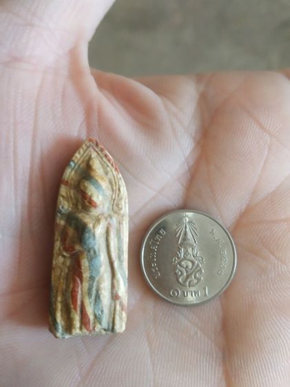 พระเนื้อผงน้ำมันสายรุ้ง(พระพิมพ์พระร่วงยืน(วัดดงบ้านกร่าง)(องค์พระมีแค่สามส่วน)(ขอคนที่รับได้)(จังหวัดสิงห์บุรี))พระบ้านพระเครื่องรางของมงคล รูปที่ 2