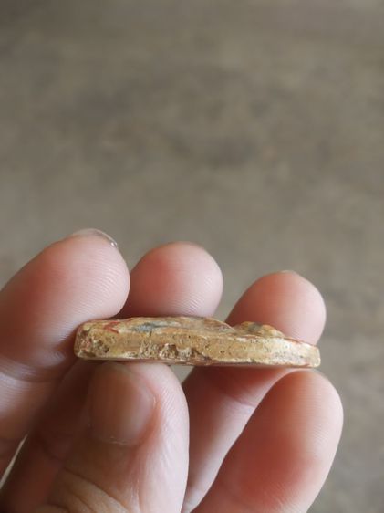 พระเนื้อผงน้ำมันสายรุ้ง(พระพิมพ์พระร่วงยืน(วัดดงบ้านกร่าง)(องค์พระมีแค่สามส่วน)(ขอคนที่รับได้)(จังหวัดสิงห์บุรี))พระบ้านพระเครื่องรางของมงคล รูปที่ 18