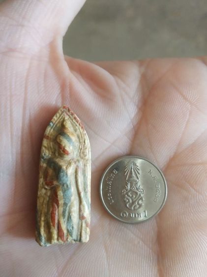 พระเนื้อผงน้ำมันสายรุ้ง(พระพิมพ์พระร่วงยืน(วัดดงบ้านกร่าง)(องค์พระมีแค่สามส่วน)(ขอคนที่รับได้)(จังหวัดสิงห์บุรี))พระบ้านพระเครื่องรางของมงคล