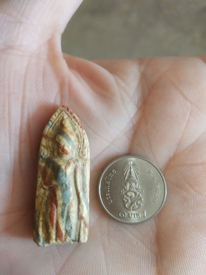 พระเนื้อผงน้ำมันสายรุ้ง(พระพิมพ์พระร่วงยืน(วัดดงบ้านกร่าง)(องค์พระมีแค่สามส่วน)(ขอคนที่รับได้)(จังหวัดสิงห์บุรี))พระบ้านพระเครื่องรางของมงคล รูปที่ 4