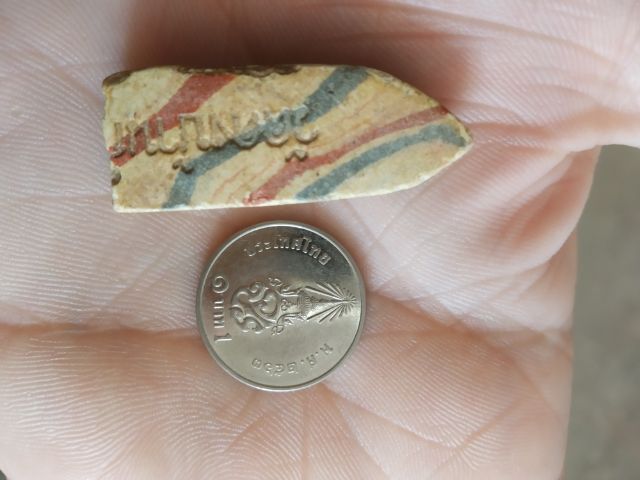 พระเนื้อผงน้ำมันสายรุ้ง(พระพิมพ์พระร่วงยืน(วัดดงบ้านกร่าง)(องค์พระมีแค่สามส่วน)(ขอคนที่รับได้)(จังหวัดสิงห์บุรี))พระบ้านพระเครื่องรางของมงคล รูปที่ 6