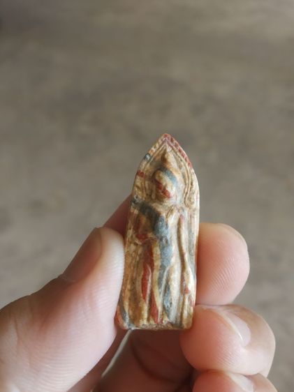 พระเนื้อผงน้ำมันสายรุ้ง(พระพิมพ์พระร่วงยืน(วัดดงบ้านกร่าง)(องค์พระมีแค่สามส่วน)(ขอคนที่รับได้)(จังหวัดสิงห์บุรี))พระบ้านพระเครื่องรางของมงคล รูปที่ 11