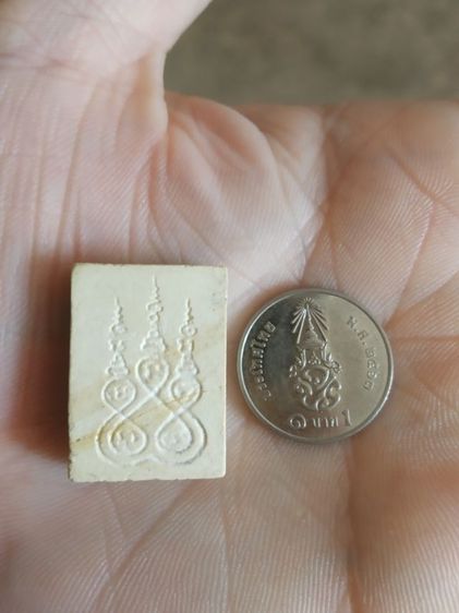 พระเนื้อผงพิมพ์เล็กทรงสี่เหลี่ยม(พระรูปเหมือนพระหลวงปู่เครื่องหลังยันต์(วัดสระกำแพงใหญ่)(พระซ่อม)(จังหวัดศรีสะเกษปี2534))พระเครื่องของมงคล รูปที่ 18