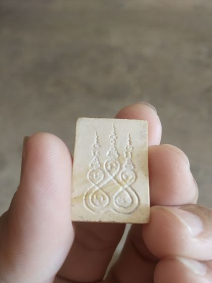 พระเนื้อผงพิมพ์เล็กทรงสี่เหลี่ยม(พระรูปเหมือนพระหลวงปู่เครื่องหลังยันต์(วัดสระกำแพงใหญ่)(พระซ่อม)(จังหวัดศรีสะเกษปี2534))พระเครื่องของมงคล รูปที่ 11