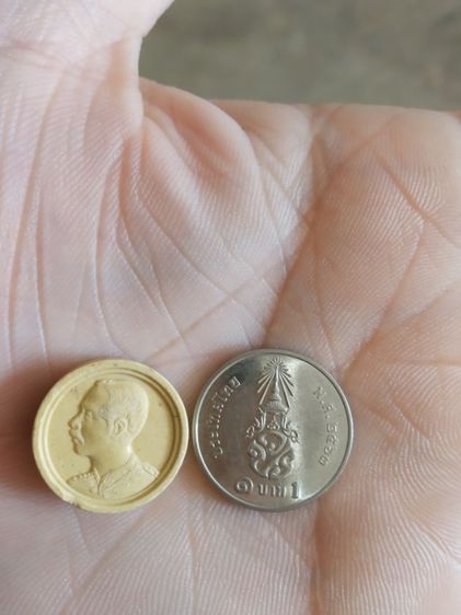 พระเนื้อผงทรงกลมพิมพ์เล็ก(พระบรมสาทิสลักษณ์เนื้อผงจำลอง(สมเด็จพระจุลจอมเกล้าเจ้าอยู่หัว)(วัดพัฒนาราม)(จังหวัดอุดรธานีปี2536))พระเครื่องมงคล รูปที่ 3