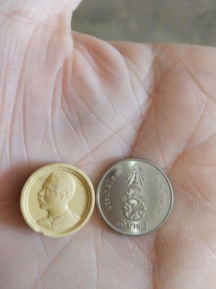 พระเนื้อผงทรงกลมพิมพ์เล็ก(พระบรมสาทิสลักษณ์เนื้อผงจำลอง(สมเด็จพระจุลจอมเกล้าเจ้าอยู่หัว)(วัดพัฒนาราม)(จังหวัดอุดรธานีปี2536))พระเครื่องมงคล รูปที่ 4