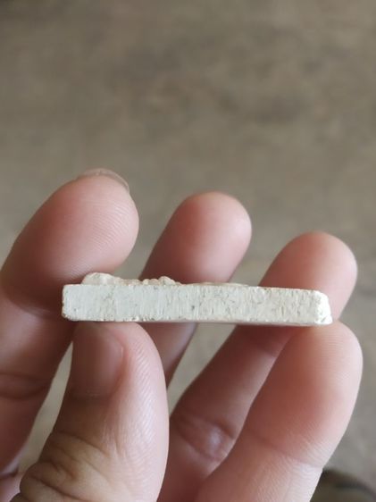 พระเครื่องเนื้อผงผสมว่าน(พระพิมพ์พระหลวงพ่อทองคำหลังเรียบ(มีตำหนิแตกหักตรงขอบ)(ไม่ทราบพระเกจิที่สร้าง))พระบ้านพระเครื่องรางของมงคล รูปที่ 14