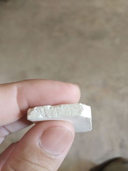 พระเครื่องเนื้อผงผสมว่าน(พระพิมพ์พระหลวงพ่อทองคำหลังเรียบ(มีตำหนิแตกหักตรงขอบ)(ไม่ทราบพระเกจิที่สร้าง))พระบ้านพระเครื่องรางของมงคล รูปที่ 18