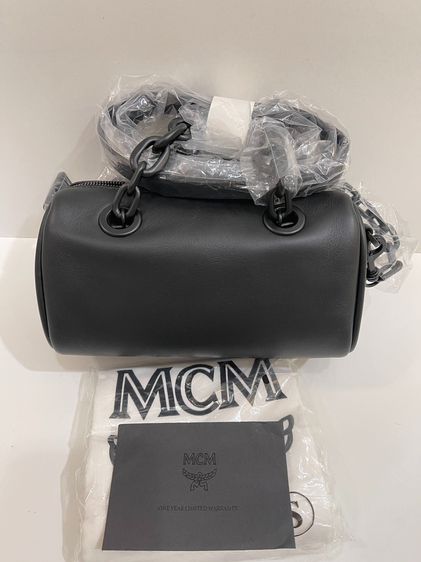 พร้อมส่ง 🔥Sale 7999🔥 ถูกมากแม๊ ปกติราคาช็อปไทนต้องมี 27000++ จ้า MCM Boston Bag In Chain Leather น้องหมอนมินิ สีดำ สวยคลาสสิค สะพายได้ทุกโ รูปที่ 7