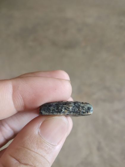 พระเนื้อผงผสมว่าน(พระพิมพ์พระสมเด็จหลังเรียบเนื้อออกสีดำปนขาว(080403)(ไม่ทราบพระเกจิที่สร้าง)(ไม่ทราบอายุ))พระบ้านพระเครื่องรางของมงคล รูปที่ 11