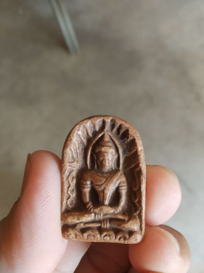 พระเนื้อดินเผา(พระพิมพ์พระซุ้มกอหลังเรียบเนื้อออกสีแดงส้ม(080471)(ไม่ทราบอายุและรุ่น)(ไม่ทราบพระเกจิที่สร้าง))พระบ้านพระเครื่องรางของมงคล รูปที่ 2