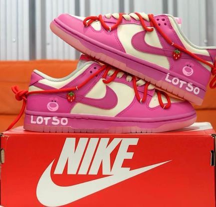 nike dunk low lotso  รูปที่ 1