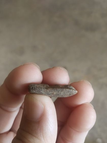 พระเนื้อดินพิมพ์เล็ก(พระพิมพ์พระรอดเนื้อสีน้ำตาลเข้มหลังเรียบ(ไม่ทราบพระเกจิที่สร้าง)(100401))พระบ้านพระเครื่องรางของมงคล รูปที่ 13