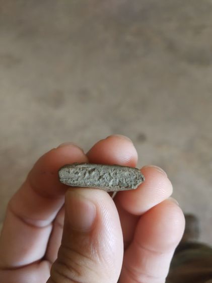 พระเนื้อว่านดำผสมผงพิมพ์เล็ก(พระพิมพ์พระนางพญานั่งบนฐานหลังเรียบ(100409)(ไม่ทราบพระเกจิที่สร้าง))พระบ้านพระเครื่องรางของมงคล รูปที่ 13