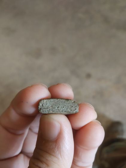 พระเนื้อว่านดำผสมผงพิมพ์เล็ก(พระพิมพ์พระนางพญานั่งบนฐานหลังเรียบ(100409)(ไม่ทราบพระเกจิที่สร้าง))พระบ้านพระเครื่องรางของมงคล รูปที่ 18