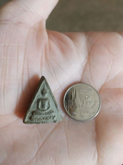 พระเนื้อว่านดำผสมผงพิมพ์เล็ก(พระพิมพ์พระนางพญานั่งบนฐานหลังเรียบ(100409)(ไม่ทราบพระเกจิที่สร้าง))พระบ้านพระเครื่องรางของมงคล รูปที่ 2